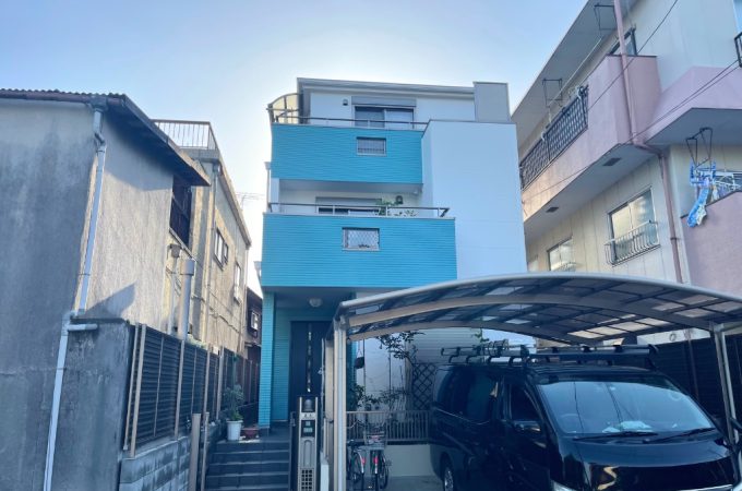 【東京都足立区】築20年の戸建てを外壁・屋根塗装でリフレッシュ｜爽やかなクールベビーブルーで印象一新