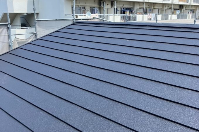 【東京都葛飾区南水元】老朽化したスレート屋根をガルバリウム鋼板に葺き替え｜店舗屋根の防水性と耐久性を大幅アップ