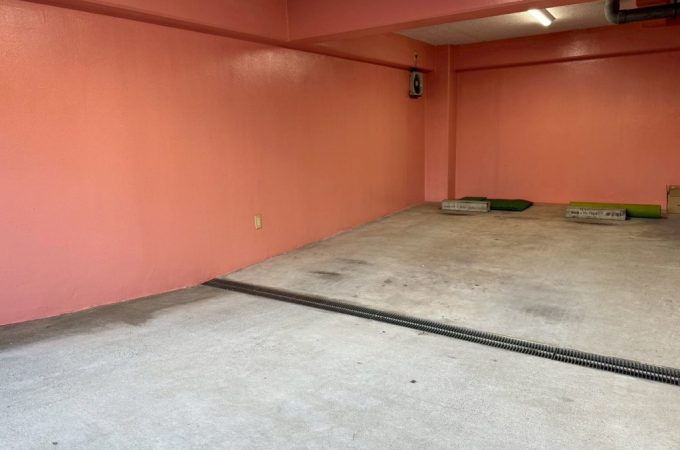 【東京都台東区上野】戸建てガレージ内の壁面塗装工事｜排気ガス汚れと色あせをリセットする下地補修・シーラー・上塗り2回仕上げ