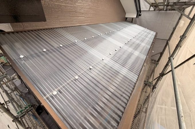 【埼玉県川口市】外壁沿い庇（ひさし）の波板交換工事｜劣化・割れ・雨漏りを防ぐポリカ波板への張り替え施工事例