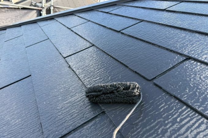 屋根上塗り塗装中 塗膜が均一に形成されているスレート屋根