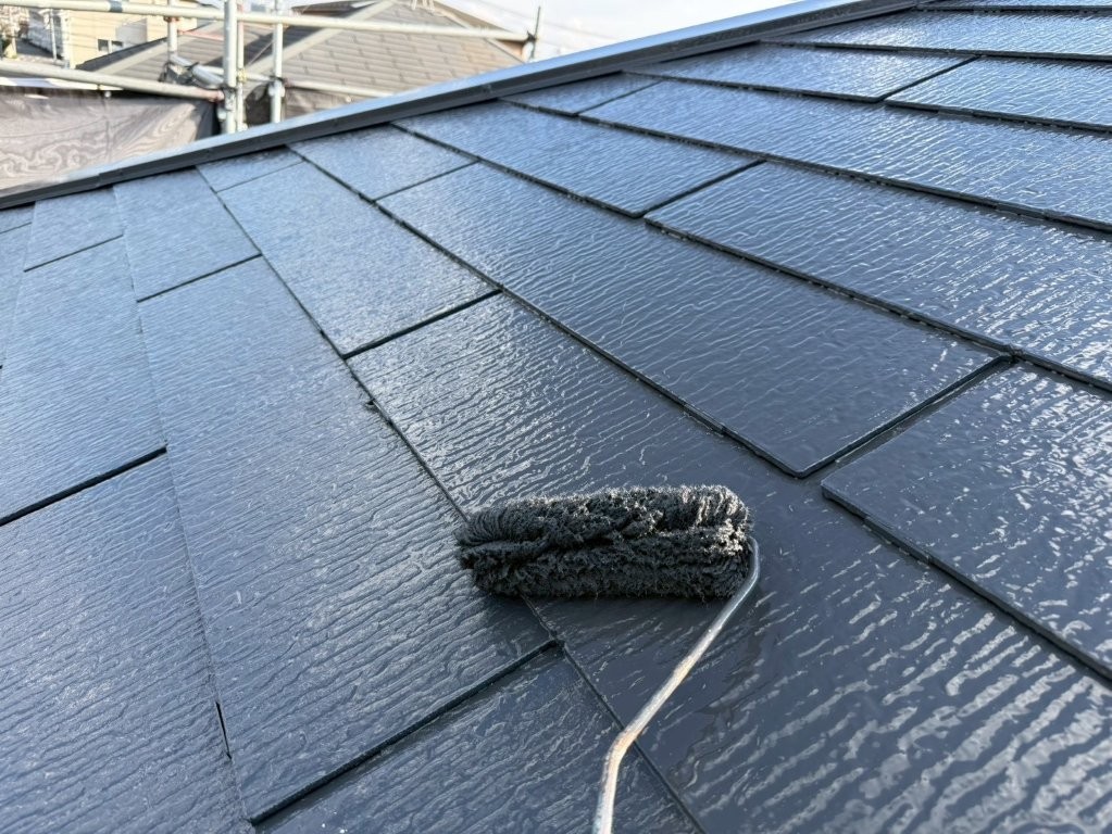 屋根上塗り塗装中 塗膜が均一に形成されているスレート屋根