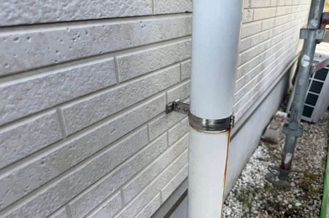 ステンレス製金物に交換された竪樋固定部の施工後の状態（三郷市K様邸）