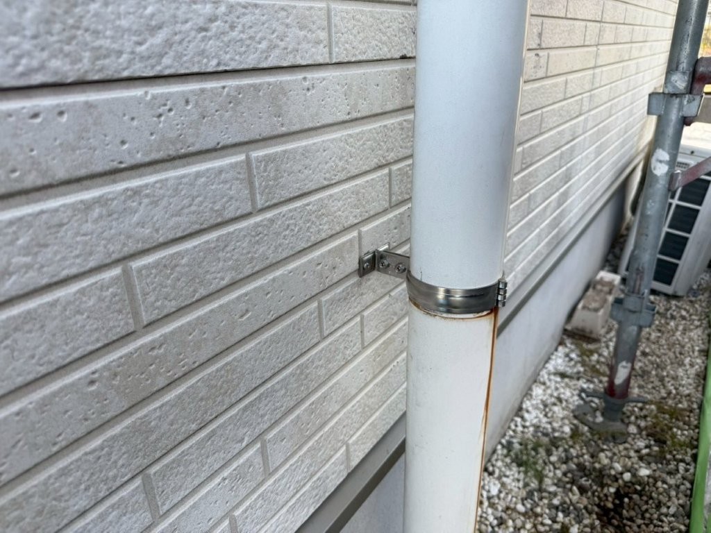 ステンレス製金物に交換された竪樋固定部の施工後の状態（三郷市K様邸）