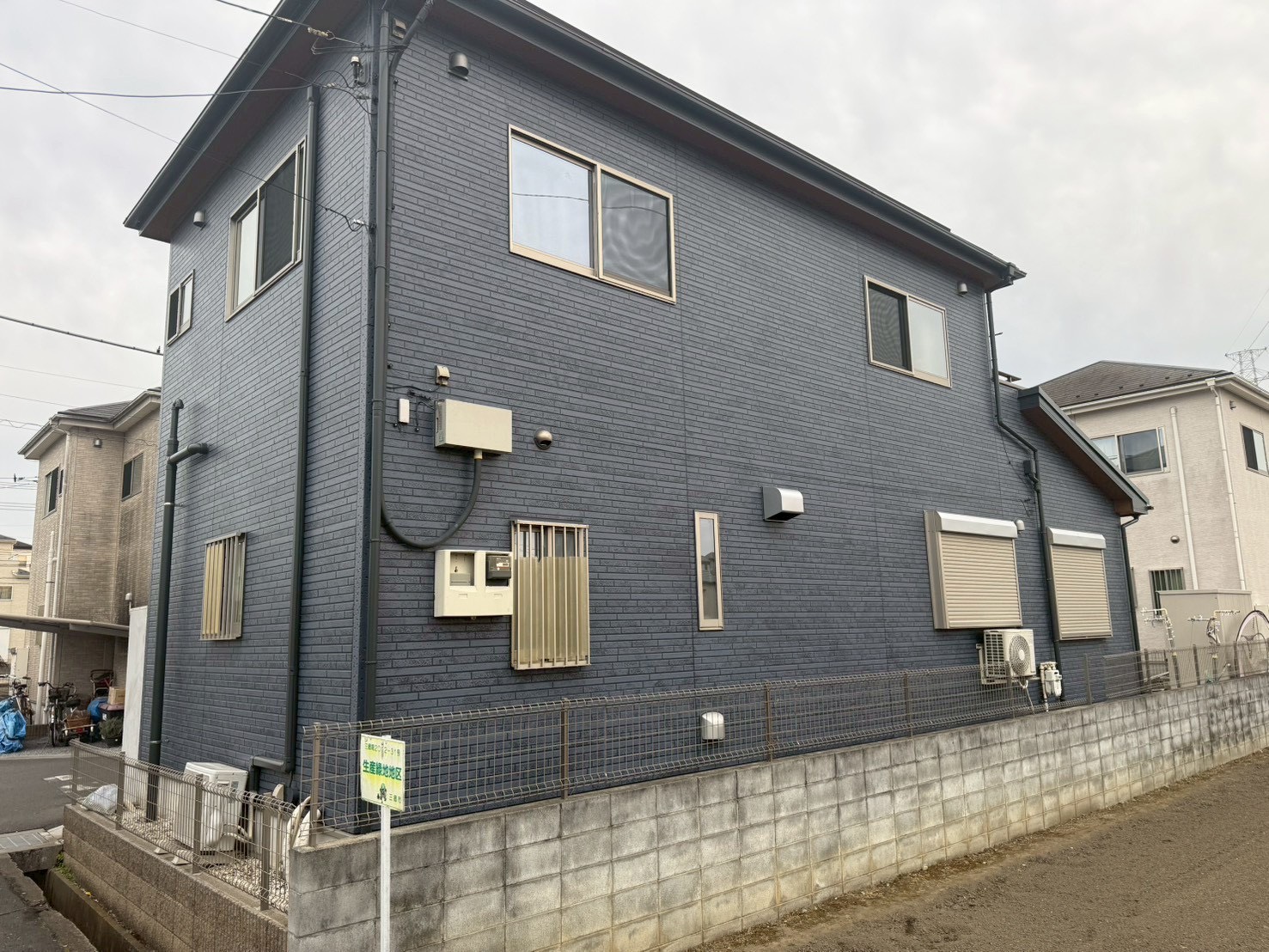 三郷市 屋根塗装 施工後 カーボングレー仕上げ