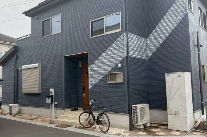 【埼玉県三郷市｜築10～13年】無機塗料仕様の外壁・屋根塗装施工事例｜ネイビーツートン・カーボングレーで高耐久＆高意匠仕上げ