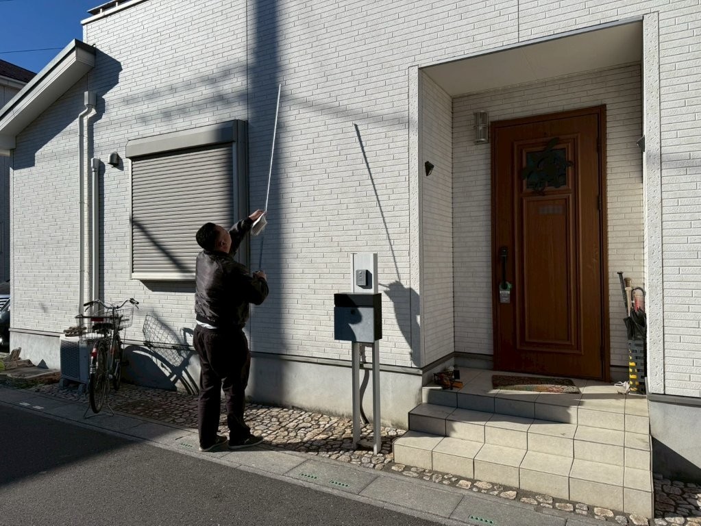 三郷市 外壁塗装前 建物診断 打診検査の様子(外壁の浮きチェック)