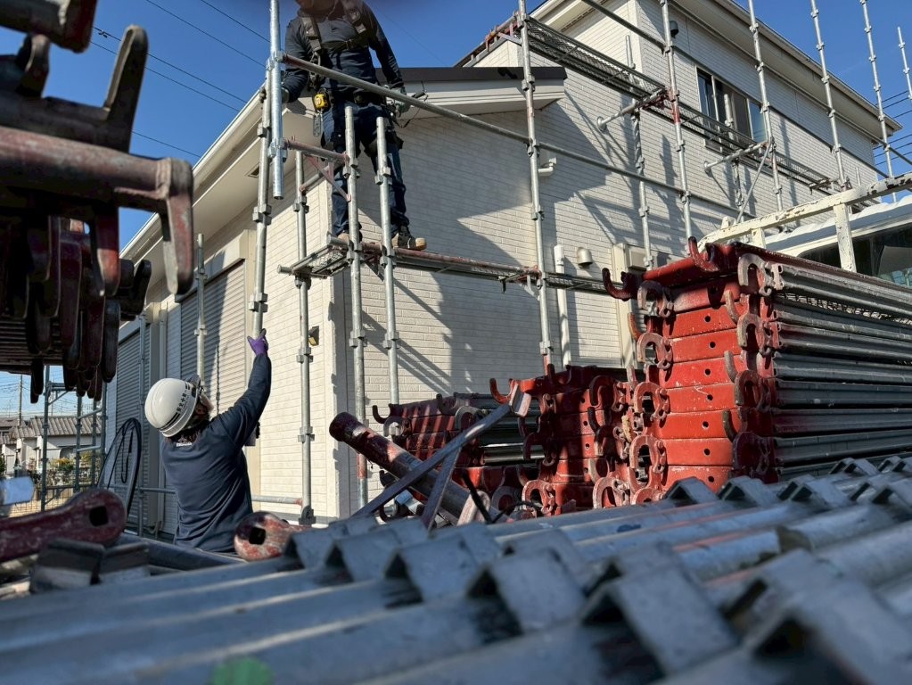 三郷市 外壁塗装 足場設置 作業中