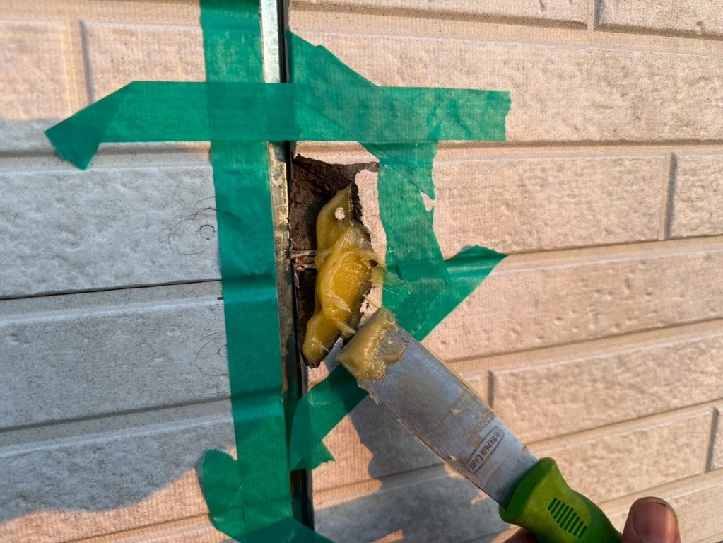 三郷市 外壁 下地補修 充填作業