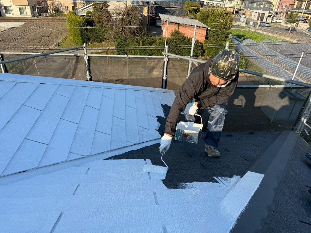 三郷市 屋根塗装 下塗り(白色シーラー)