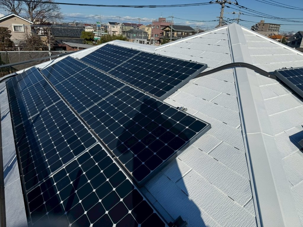 三郷市 屋根 下塗り(太陽光パネル周辺)