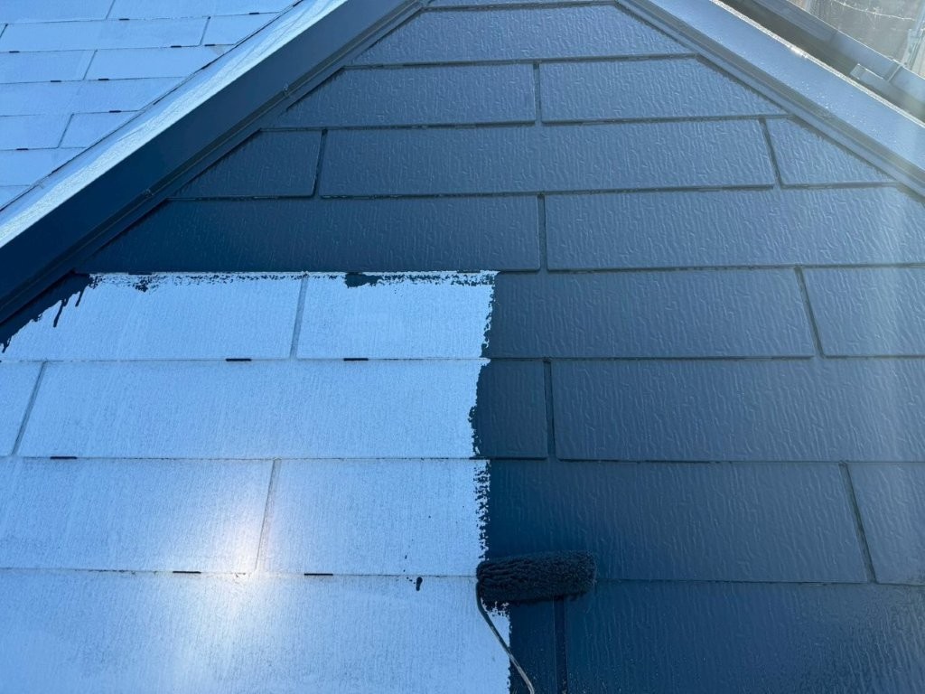 三郷市 屋根 中塗り 施工中(カーボングレー)