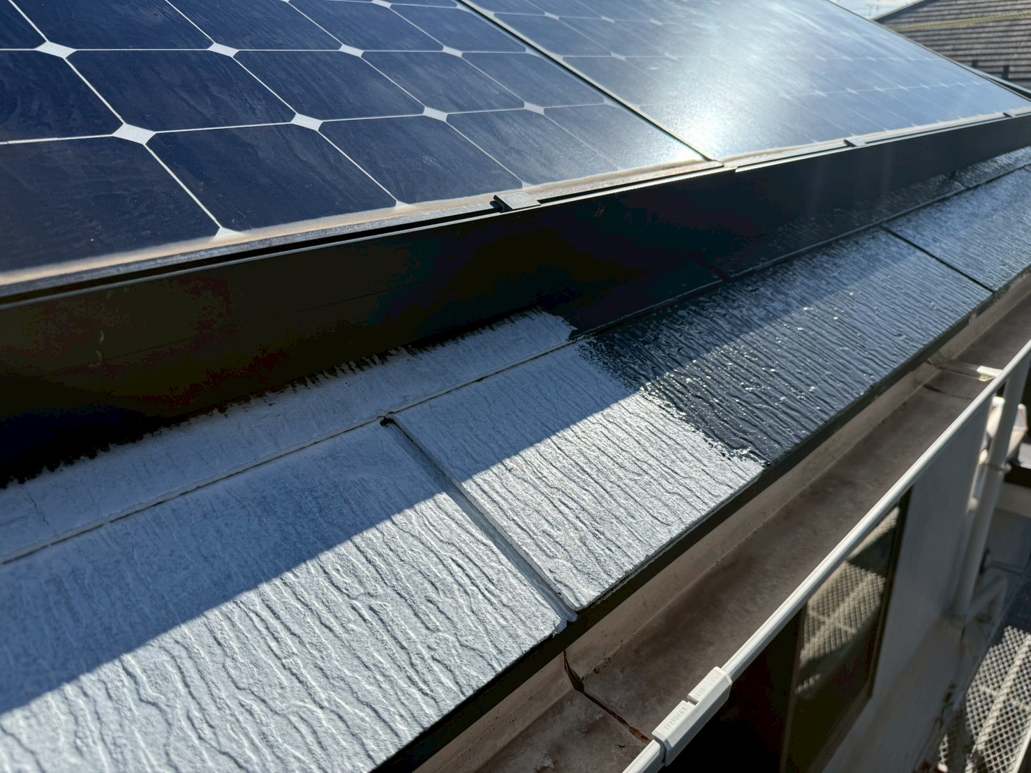 三郷市 屋根 中塗り(太陽光パネル周辺)