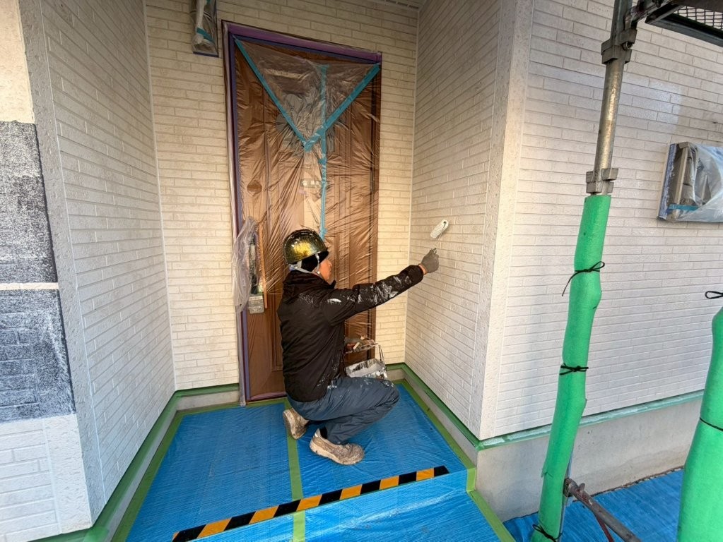 三郷市 外壁 下塗り 施工中(玄関まわり)
