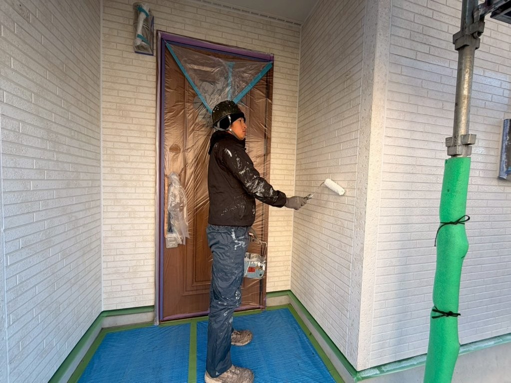 三郷市 外壁 下塗り ローラー塗布