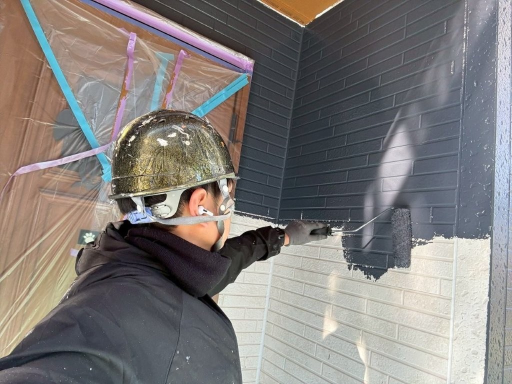 三郷市 外壁 中塗り 施工中(ツートン)