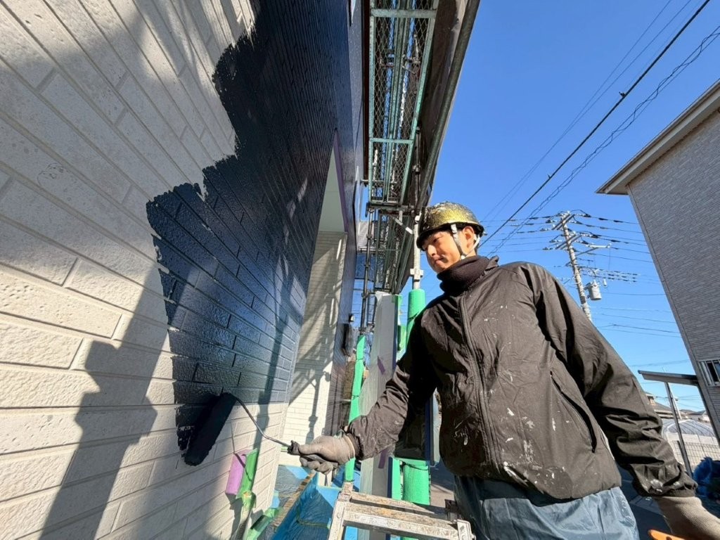 三郷市 外壁 中塗り 発色のベース形成