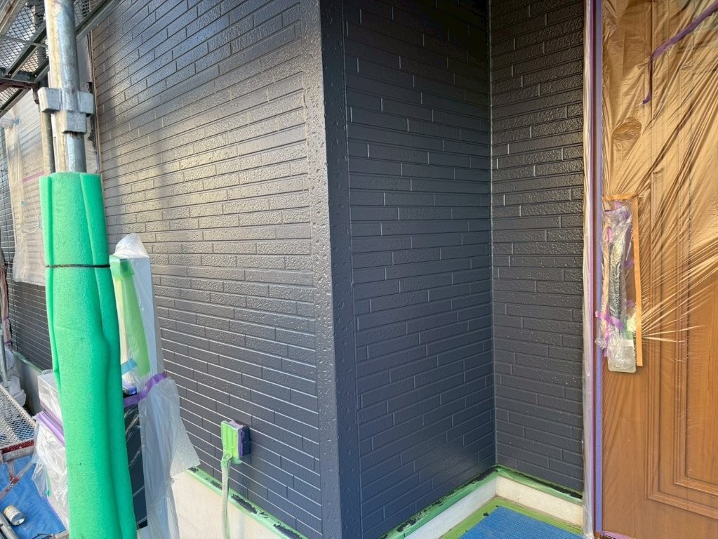 三郷市 外壁 中塗り(ベース部)
