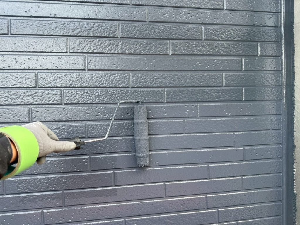 三郷市 外壁 上塗り 施工中