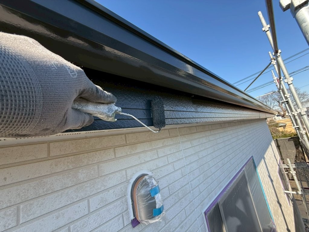 三郷市 付帯部 上塗り 施工中