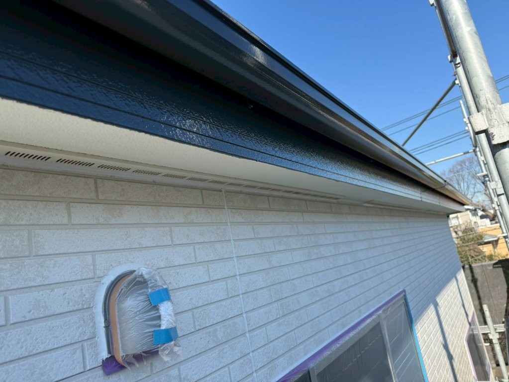 三郷市 付帯部 上塗り(破風ライン)