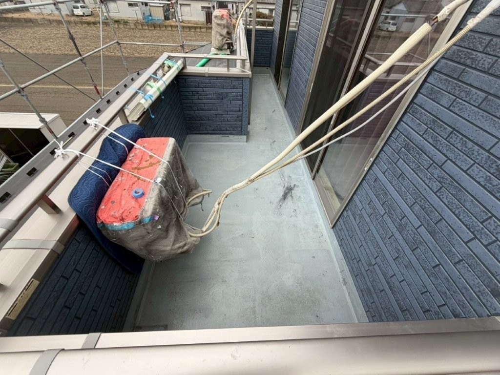 三郷市 ベランダ防水 リフティング後の施工面確保