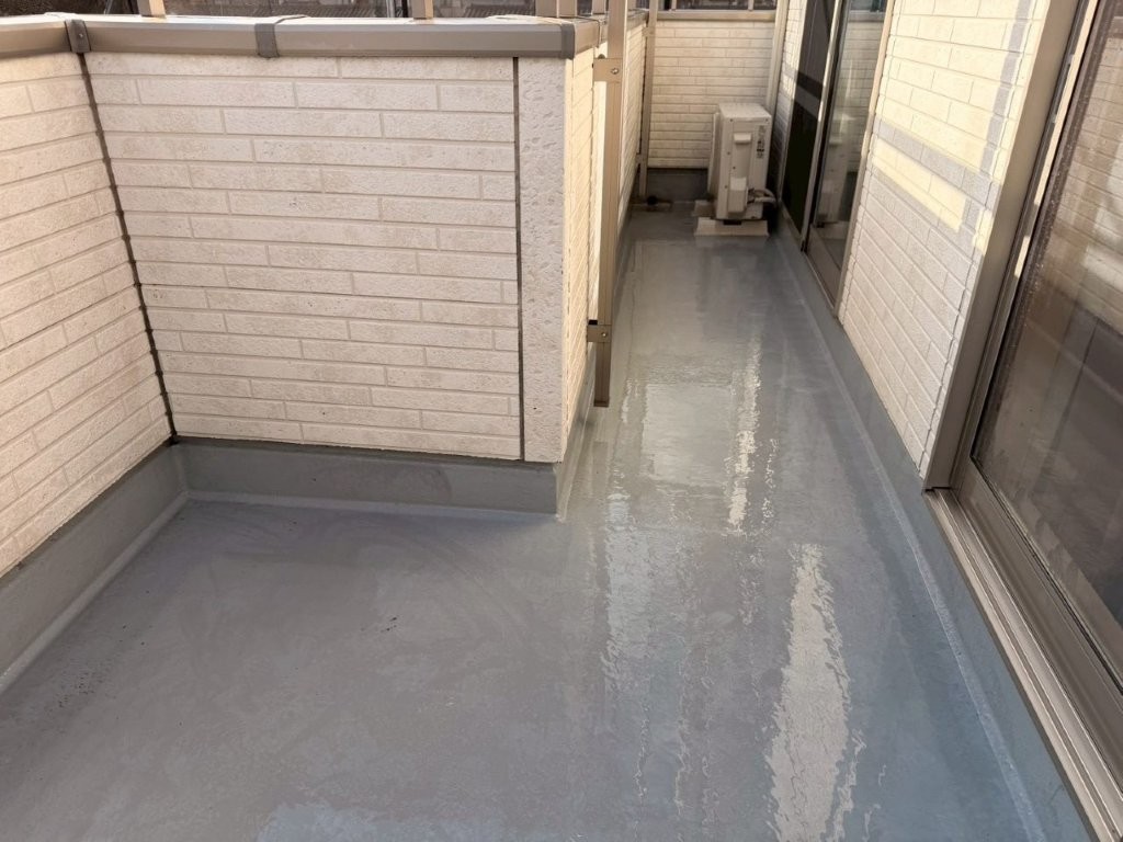 三郷市 ベランダ防水 高圧洗浄後の床面