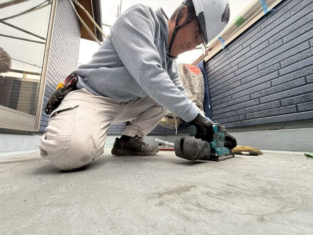 三郷市 ベランダ防水 下地処理 サンダーケレン（目荒らし）