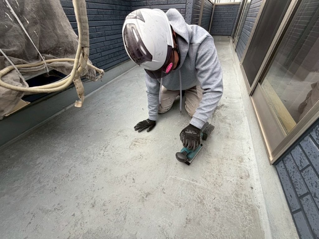 三郷市 ベランダ防水 下地処理 ケレン作業