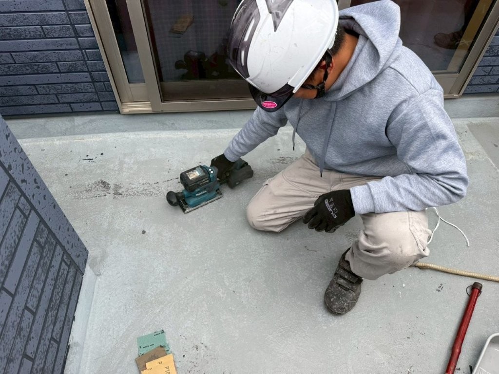 三郷市 ベランダ防水 下地処理 端部のケレン