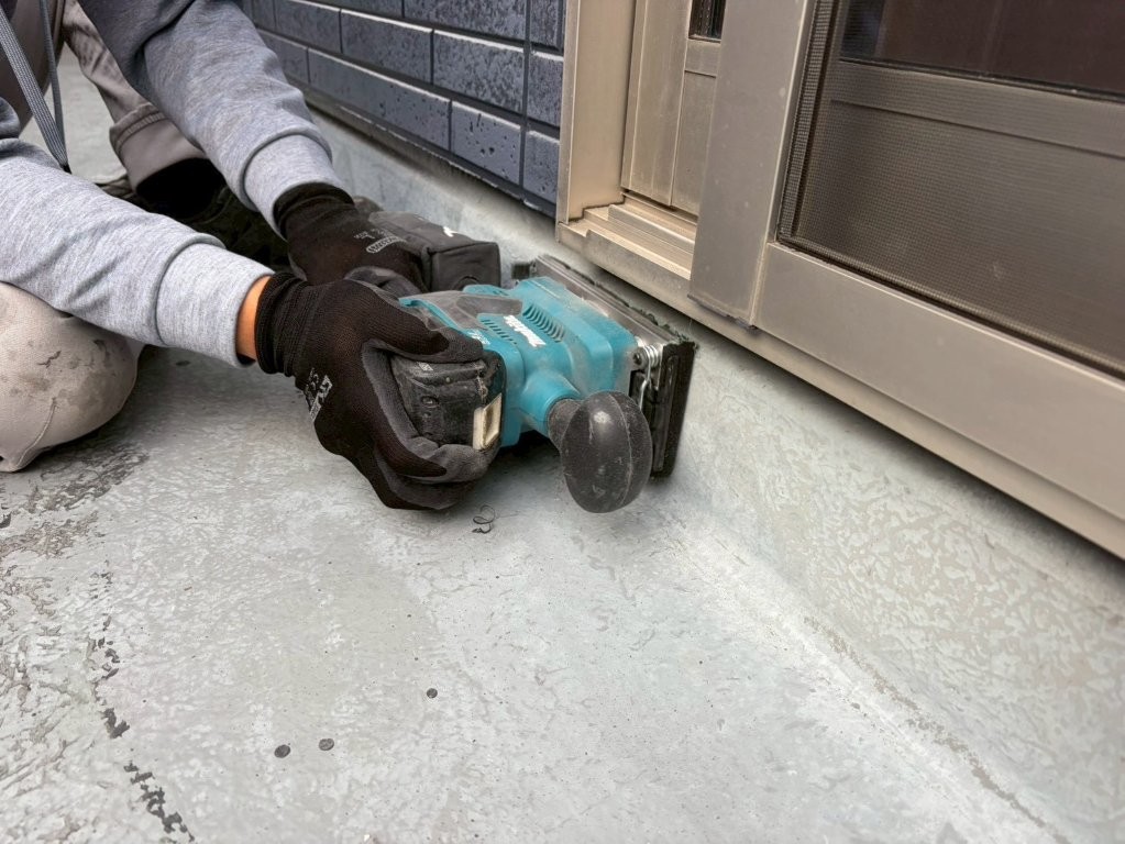 三郷市 ベランダ防水 下地処理 サッシ際のケレン
