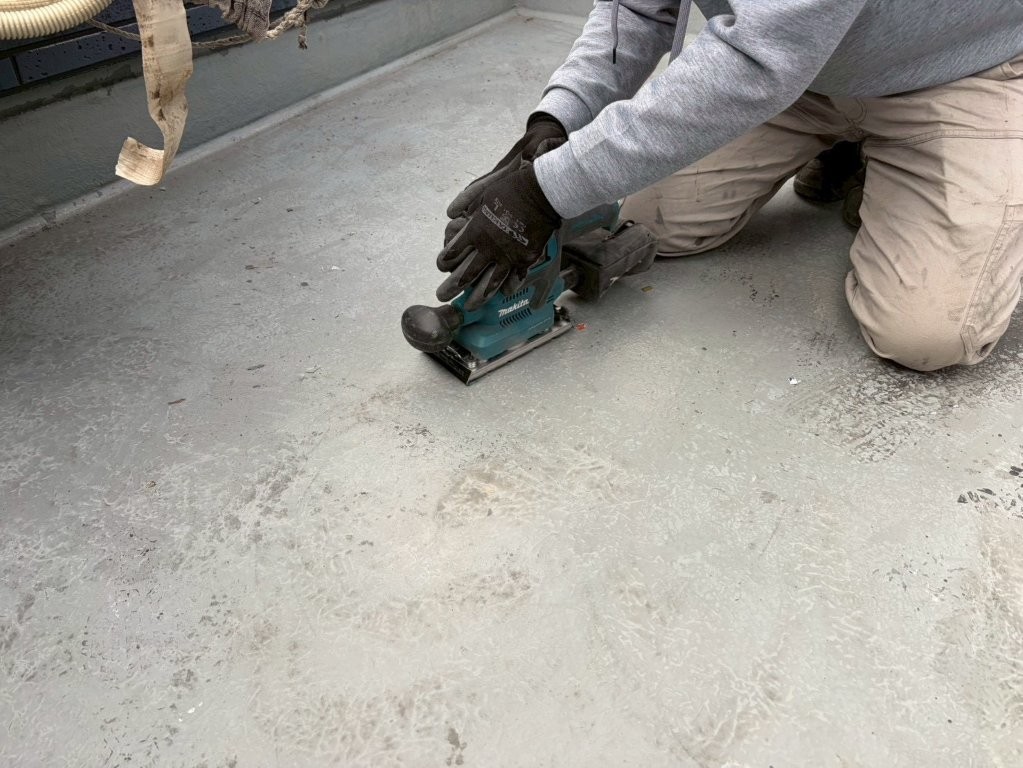 三郷市 ベランダ防水 下地処理 清掃（粉塵除去）