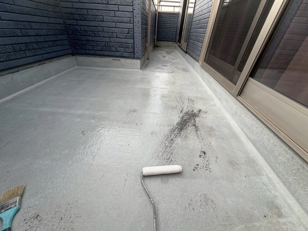 三郷市 ベランダ防水 プライマー塗布（ローラー施工）