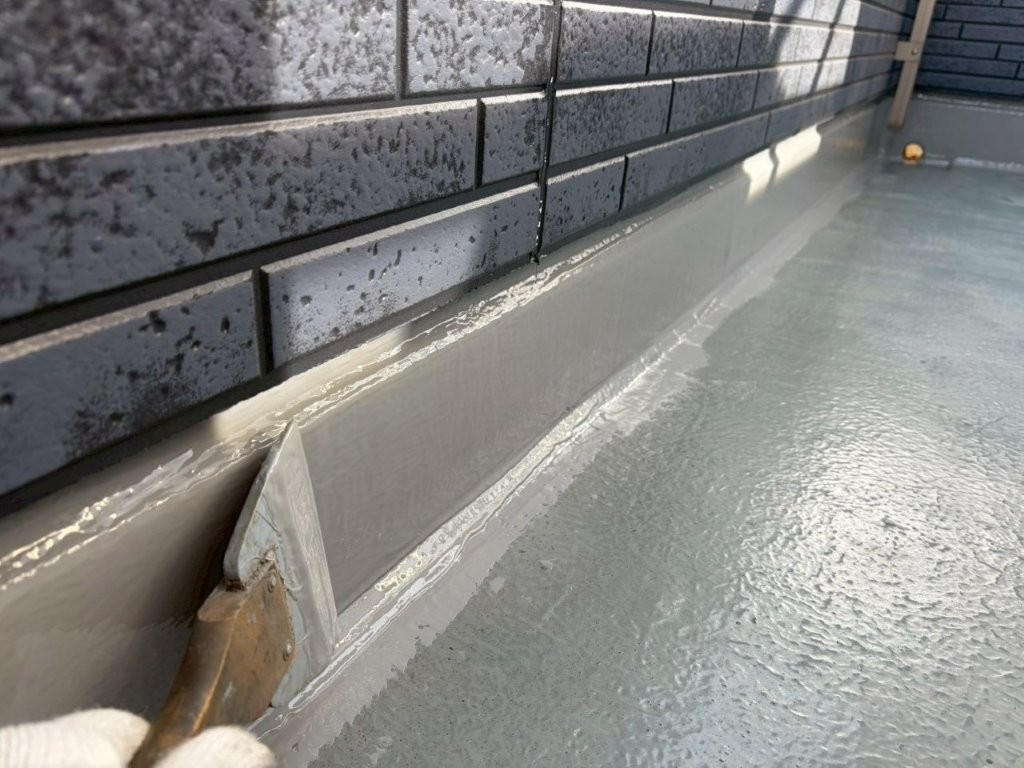 三郷市 ベランダ防水 サラセーヌK 1層目 立上り施工