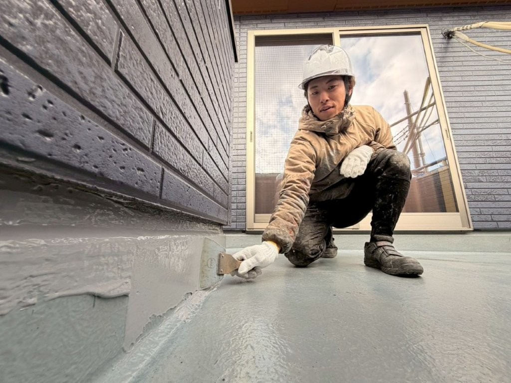 三郷市 ベランダ防水 サラセーヌK 1層目 端部処理