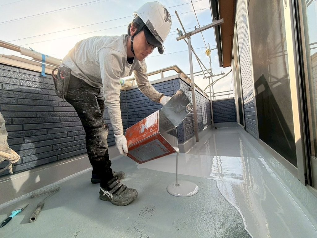 三郷市 ベランダ防水 サラセーヌK 1層目 主材流し込み