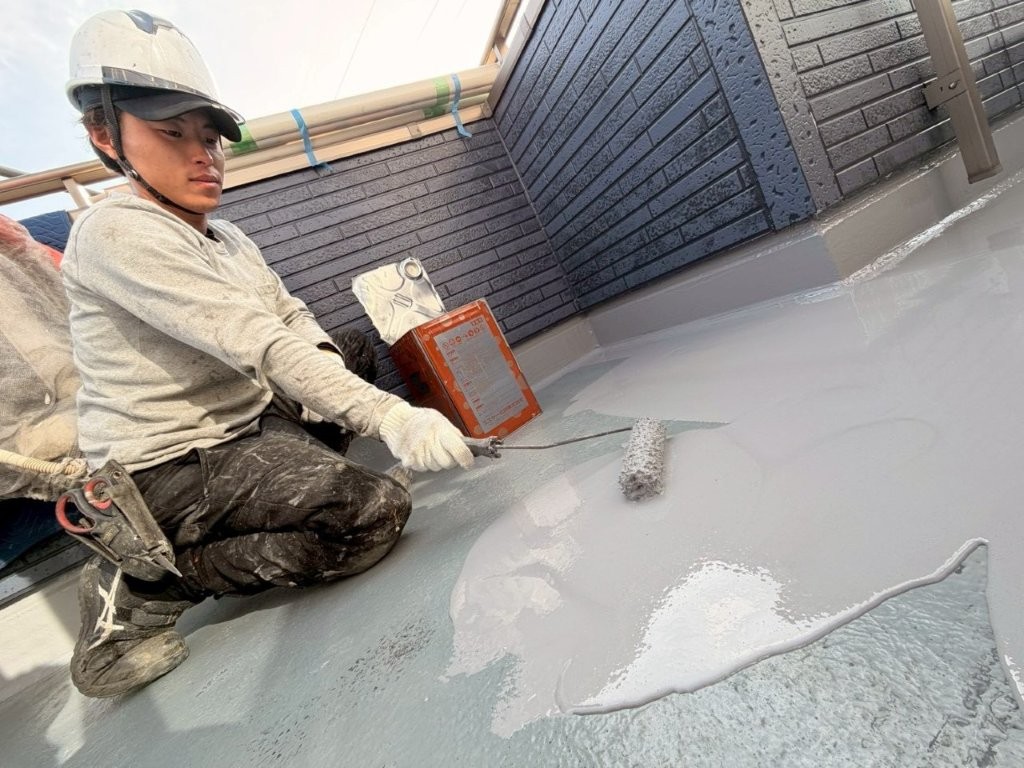 三郷市 ベランダ防水 サラセーヌK 1層目 ローラー均し