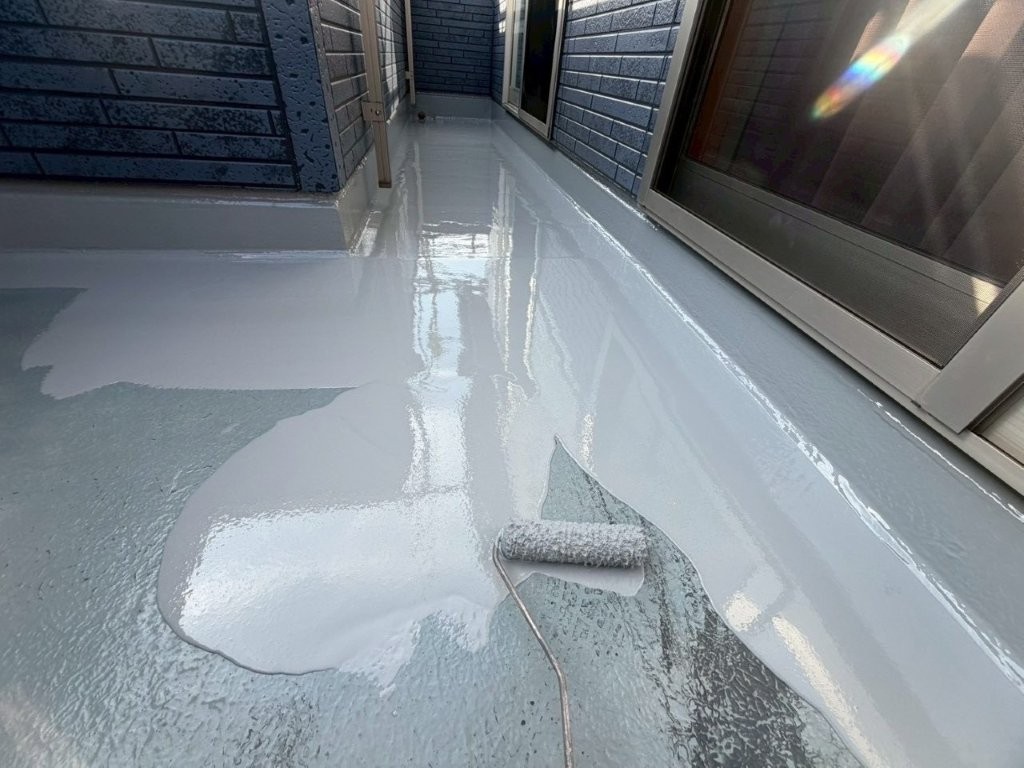 三郷市 ベランダ防水 サラセーヌK 1層目 施工中