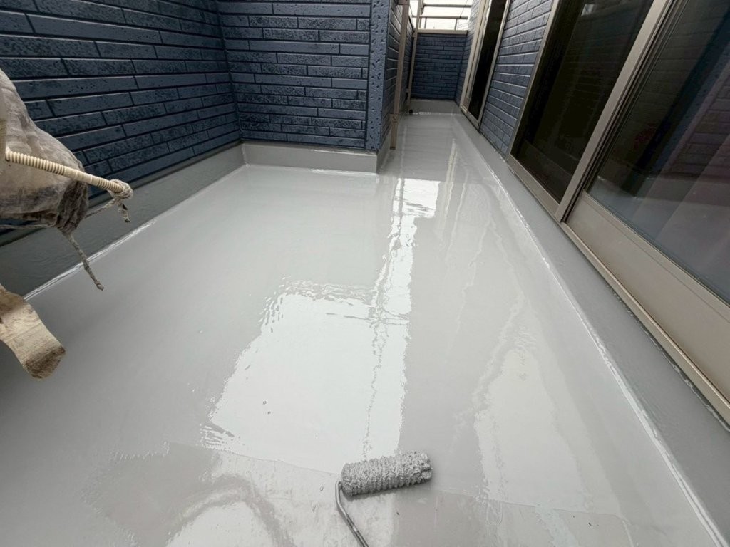 三郷市 ベランダ防水 サラセーヌK 2層目 施工後の艶