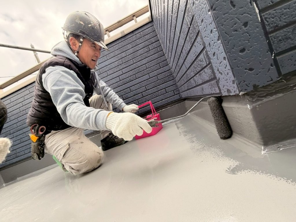 三郷市 ベランダ防水 トップコート（サラセーヌT）塗布