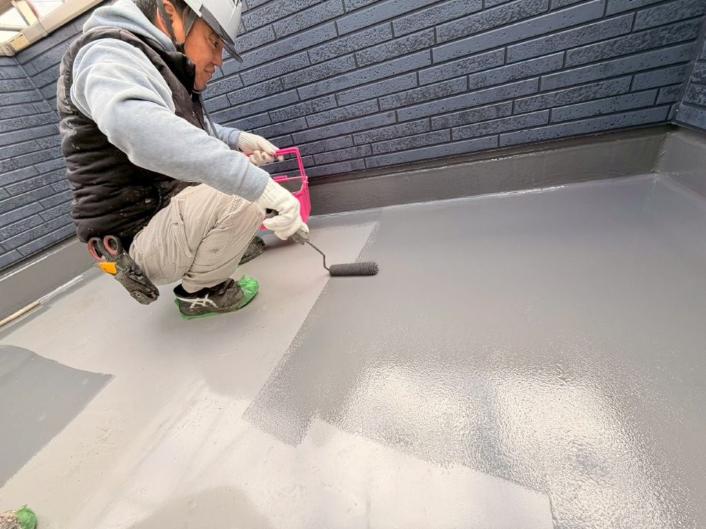 三郷市 ベランダ防水 トップコート施工中