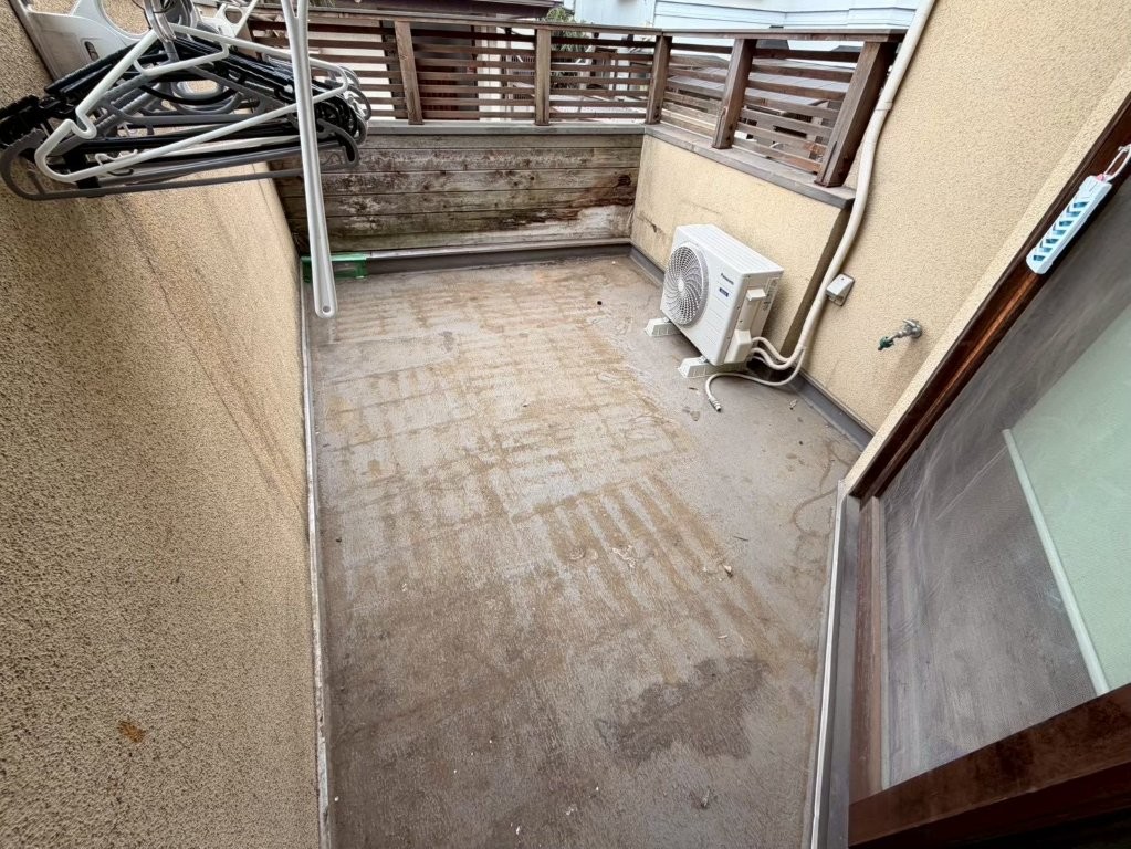 東京都西東京市保谷 戸建て住宅 バルコニーFRP防水工事 施工前の床面全景