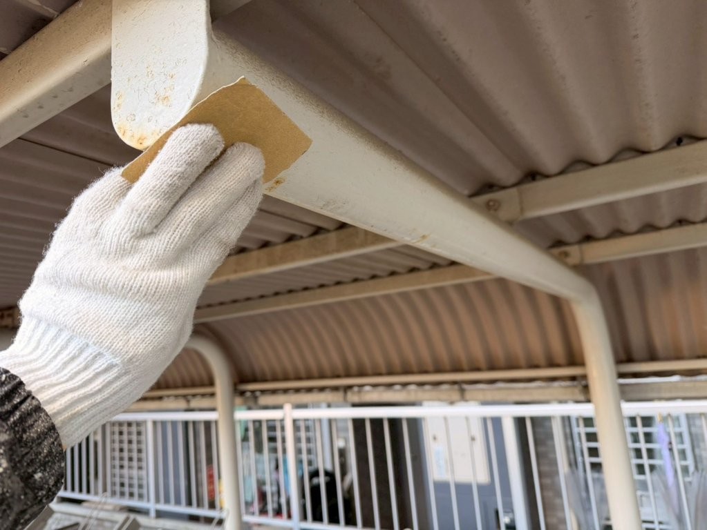 東京都江戸川区西葛西 自転車置き場鉄骨塗装 ケレン作業 梁の表面調整