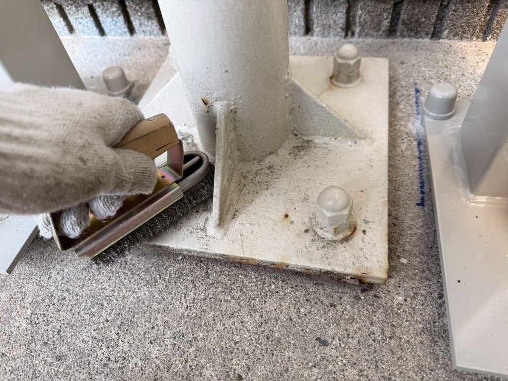 東京都江戸川区西葛西 自転車置き場鉄骨塗装 ケレン作業 柱脚部の錆除去