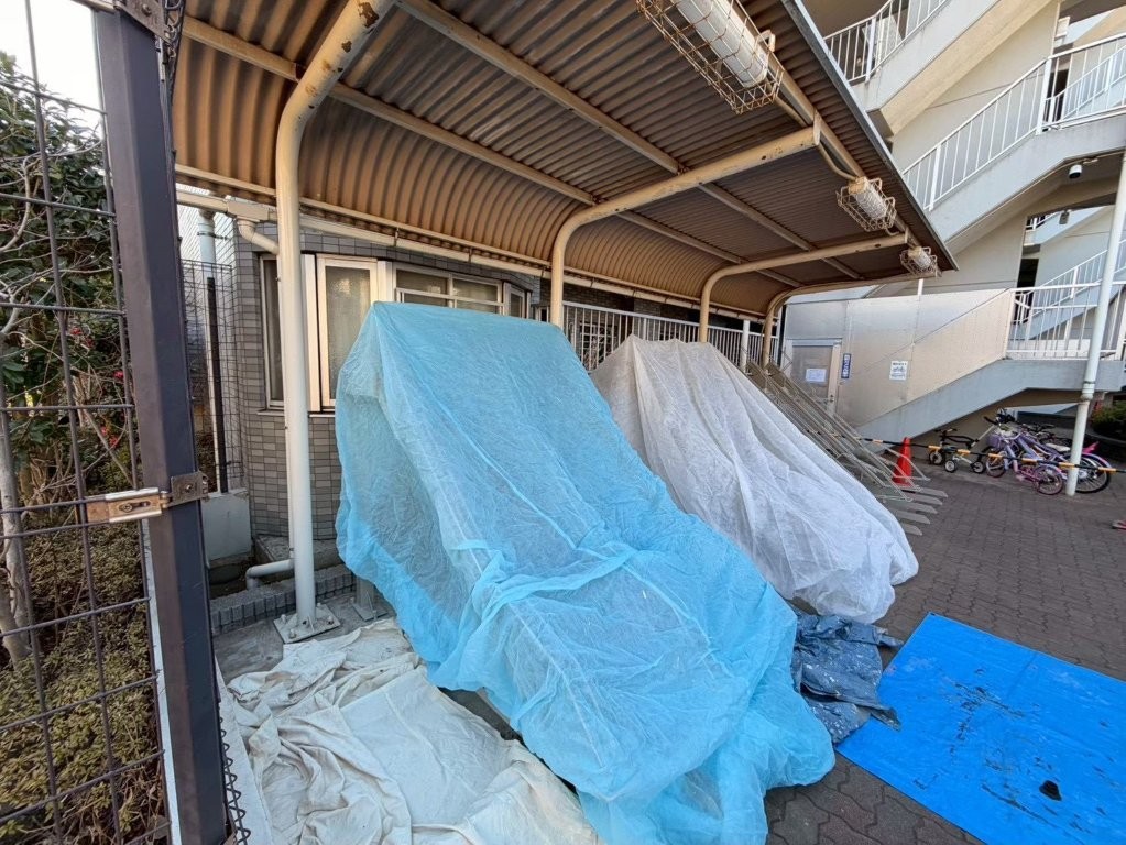 東京都江戸川区西葛西 自転車置き場鉄骨塗装 養生作業 自転車保護