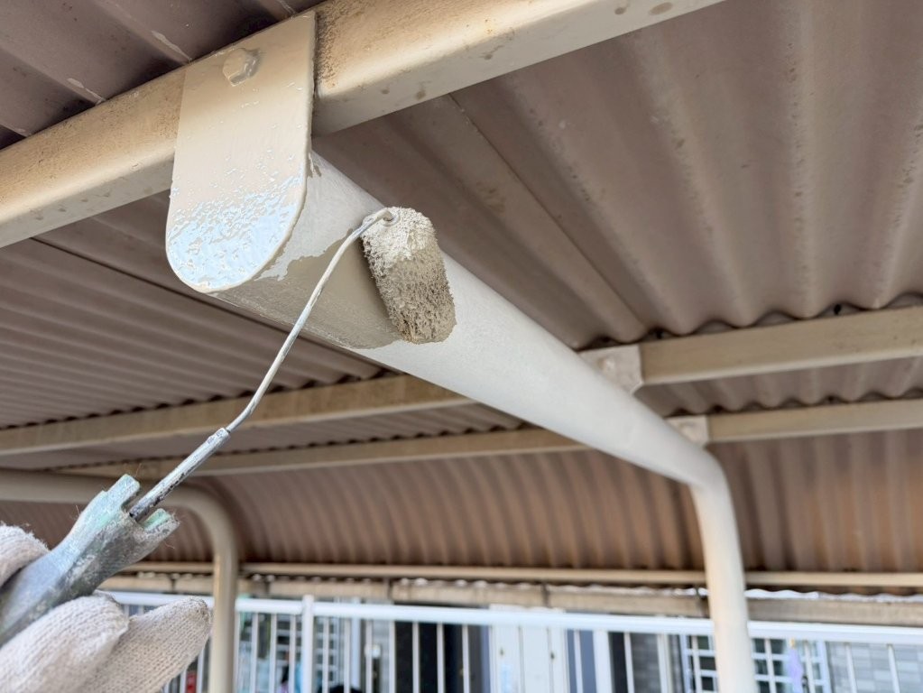 東京都江戸川区西葛西 自転車置き場鉄骨塗装 中塗り 梁の塗装作業