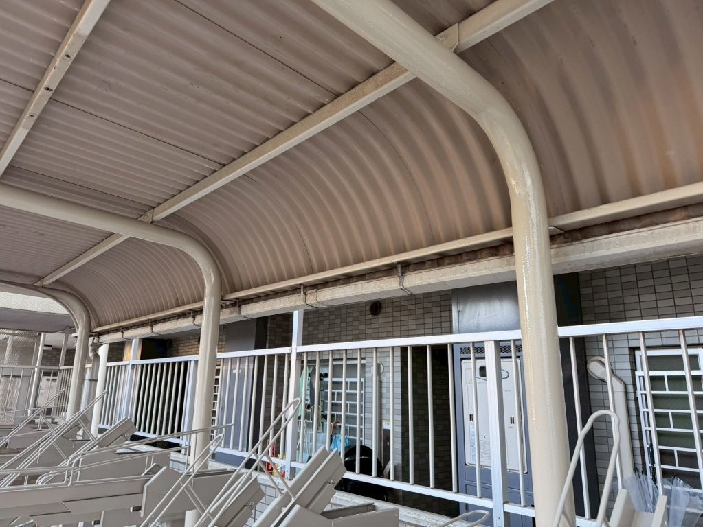 東京都江戸川区西葛西 自転車置き場鉄骨塗装 中塗り 梁の仕上がり確認