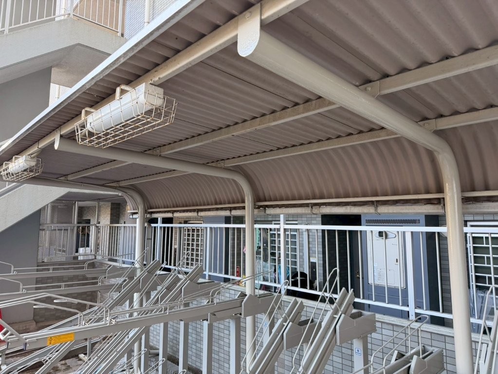 東京都江戸川区西葛西 自転車置き場鉄骨塗装 上塗り 柱脚部塗装
