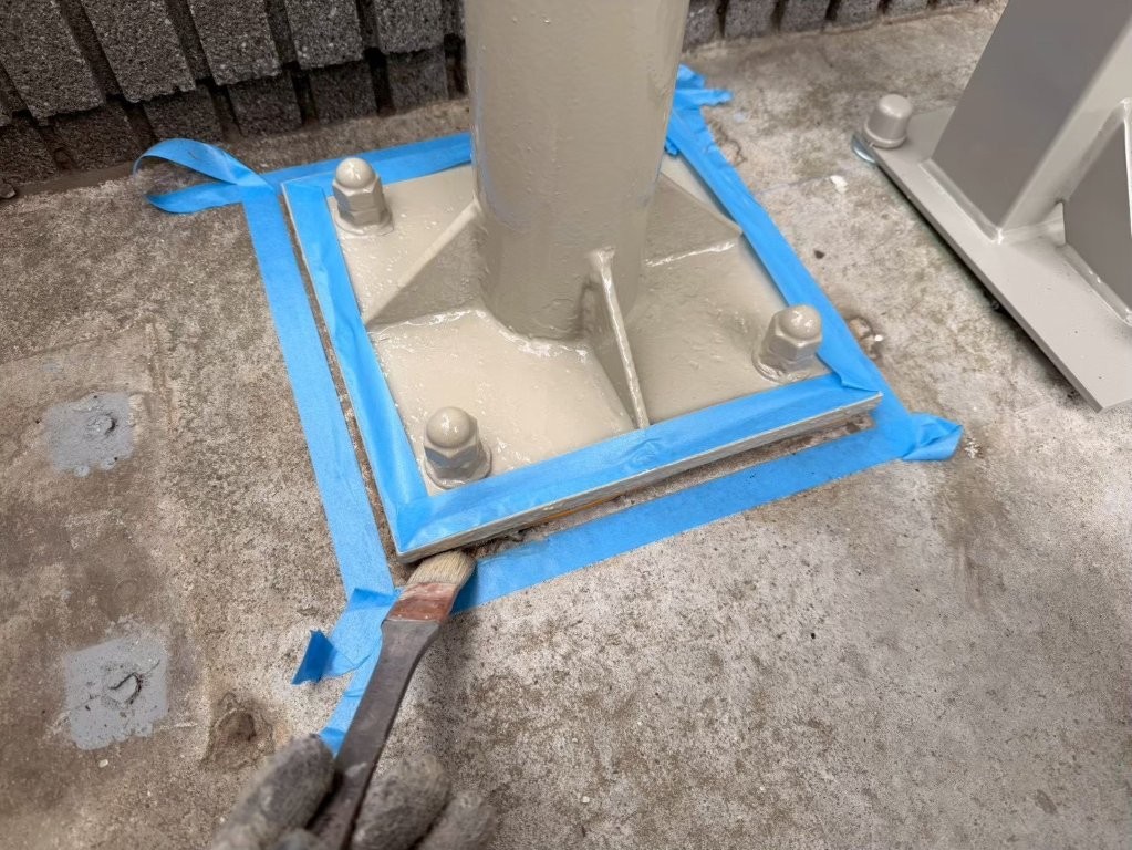 東京都江戸川区西葛西 自転車置き場鉄骨塗装 上塗り後 柱脚部の仕上がり