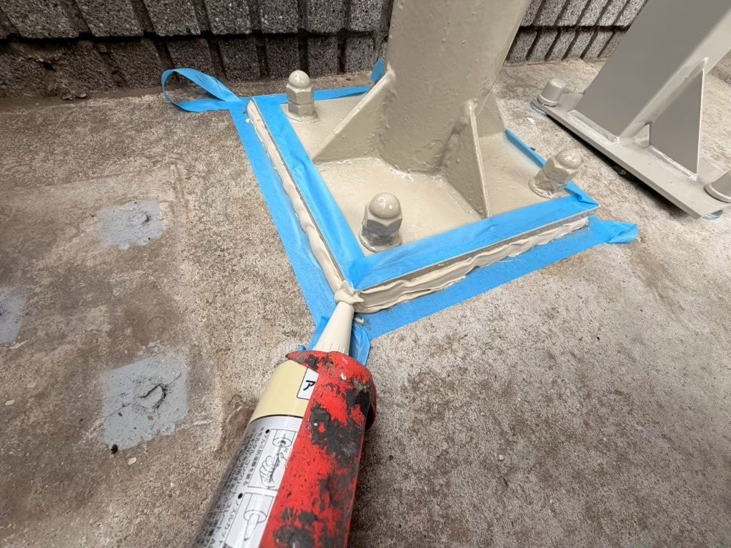 東京都江戸川区西葛西 自転車置き場鉄骨塗装 柱脚部シーリング 養生